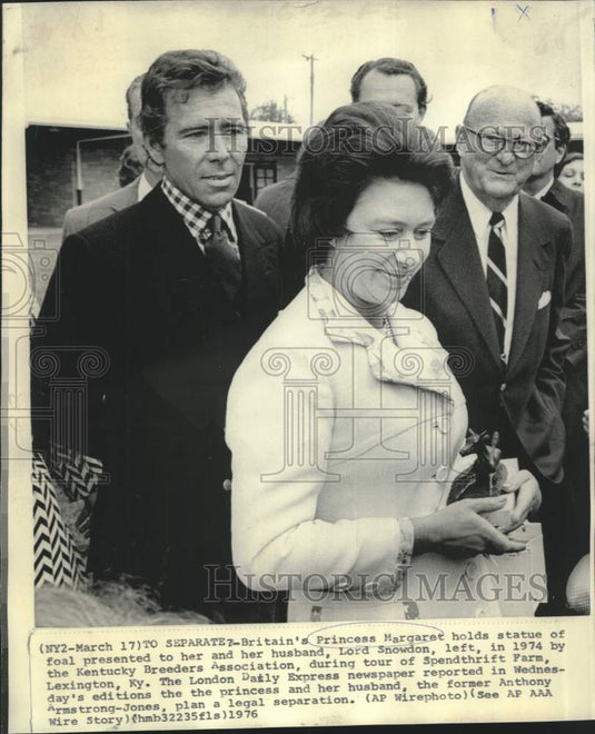 1974 Press Photo Princess Margaret with statuette, & Lord Snowden, Lexington, KY- Historic Images
