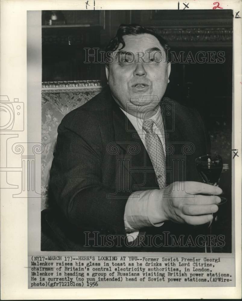 1956 Press Photo Soviet's Georgi Malenkov raises glass in toast to Lord Citrine