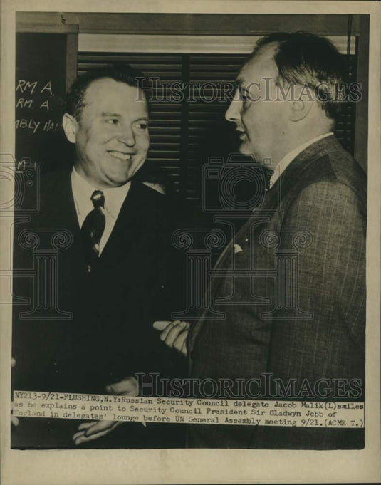 1950 Press Photo Russian's Jacob Malik and Sir Jebb in UN delegate's lounge