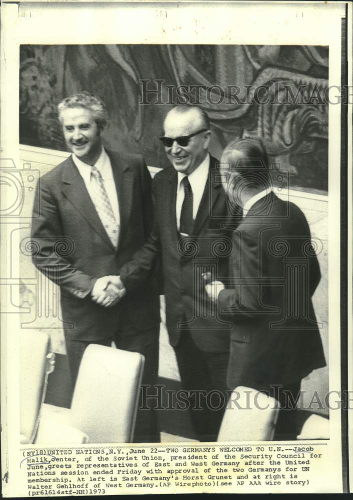 Load image into Gallery viewer, 1973 Press Photo Russia's Jacob Malik with East and West Germany representatives
