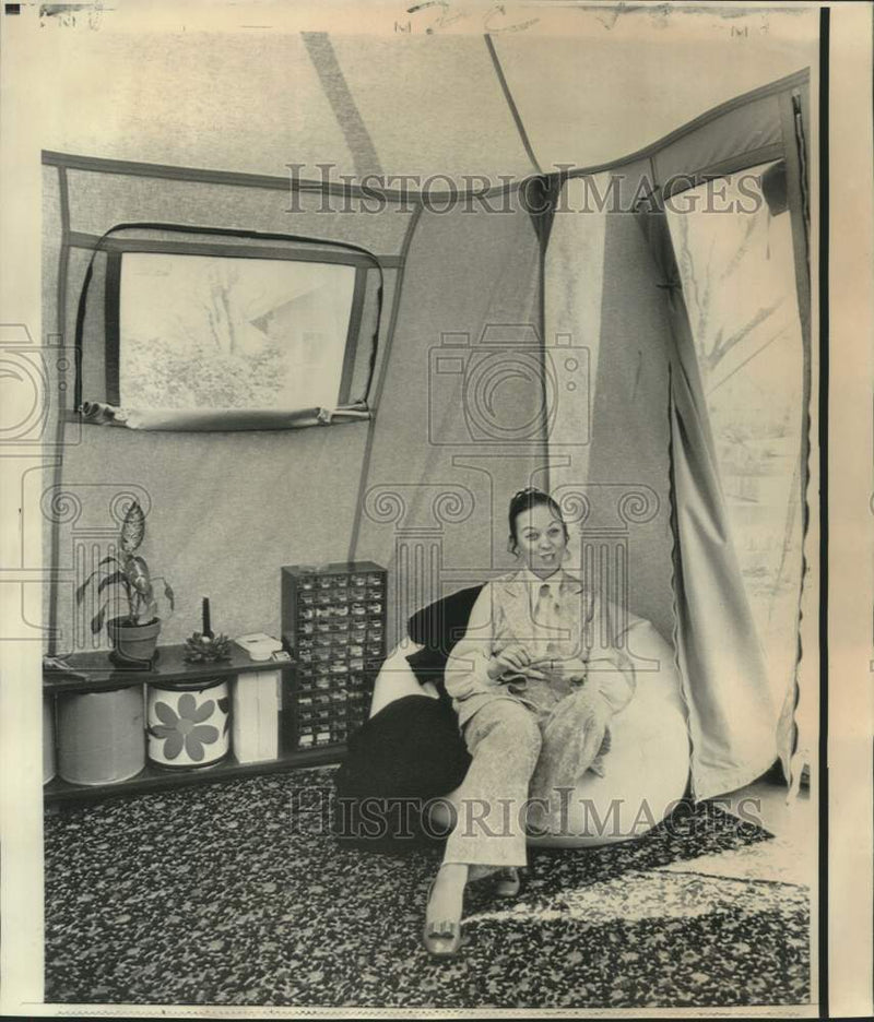 Load image into Gallery viewer, 1971 Press Photo Student Monica Lutz poses in tent she lives in, Dallas, Texas
