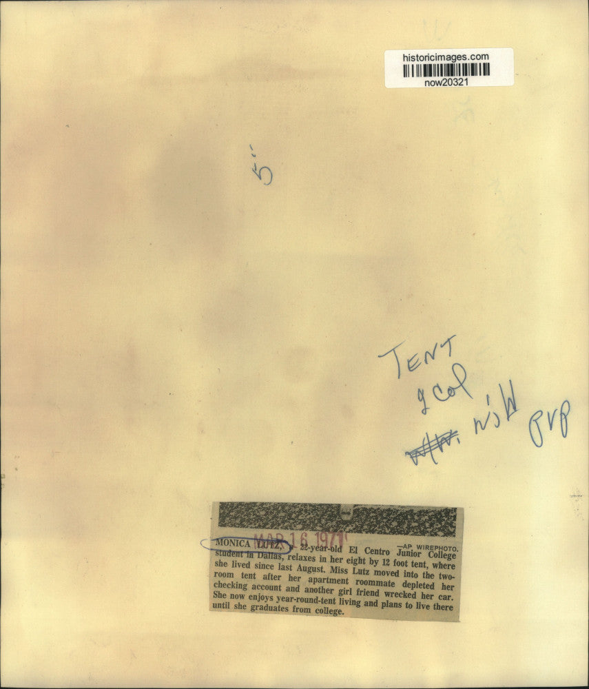 1971 Press Photo Student Monica Lutz poses in tent she lives in, Dallas, Texas