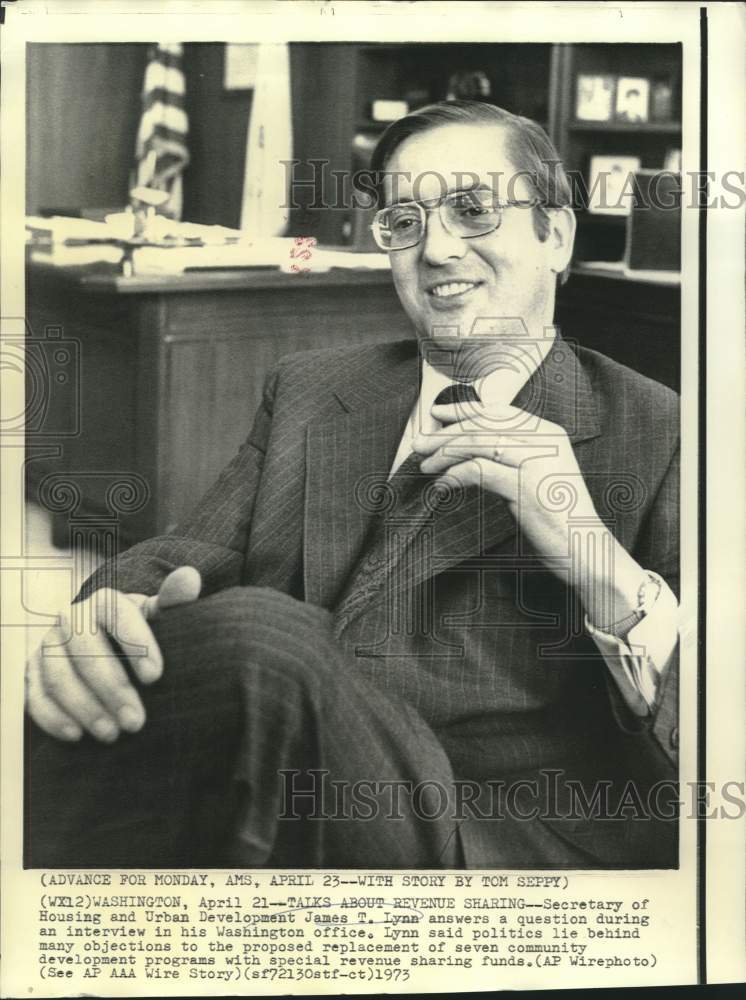 1973 Press Photo James Lynn talks to press about revenue sharing, Washington, DC