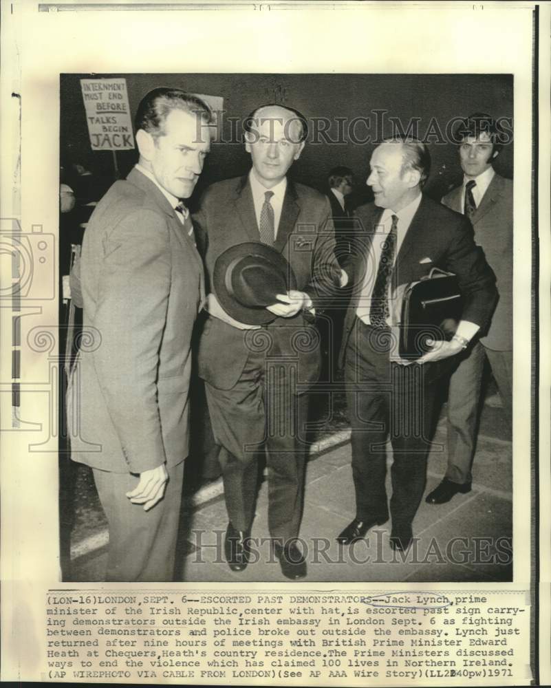 1971 Press Photo Jack Lyman escorted past demonstrators, Irish embassy, England