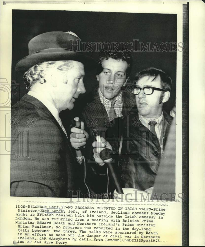 Load image into Gallery viewer, 1971 Press Photo Ireland's Prime Minister Jack Lynch with newsmen at Embassy
