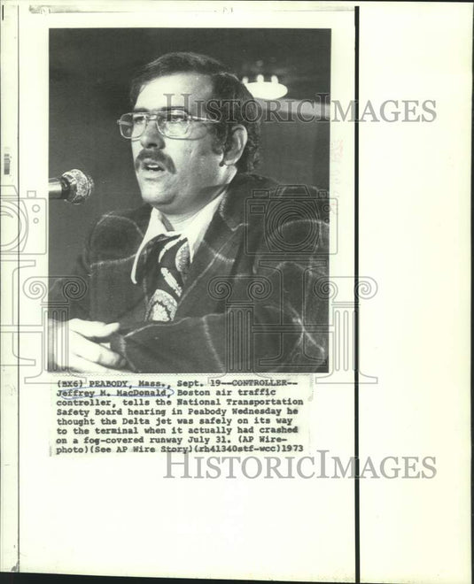 1973 Press Photo Boston air traffic controller Jeffrey MacDonald at meeting