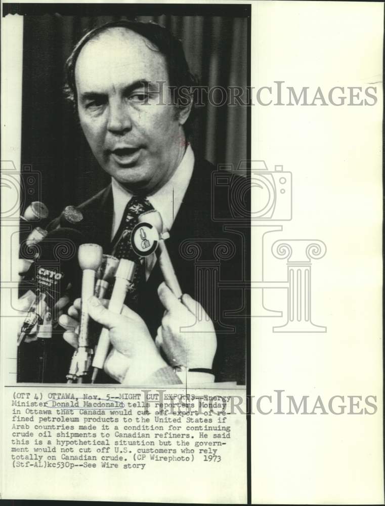 Load image into Gallery viewer, 1973 Press Photo Canadian Energy Minister Macdonald with reporters in Ottawa
