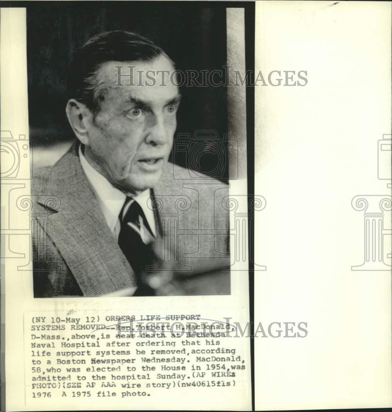 Load image into Gallery viewer, 1975 Press Photo Representative Torbert MacDonald orders life support removed
