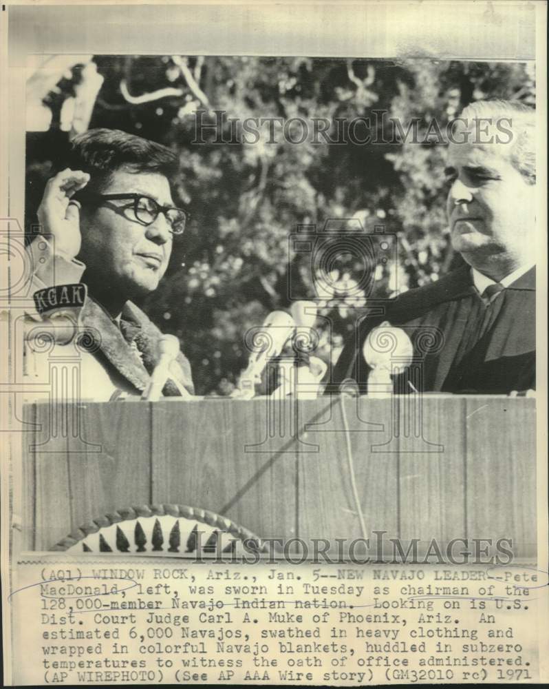Load image into Gallery viewer, 1971 Press Photo Navajo Nation Chairman Pete MacDonald sworn in by Judge Muke

