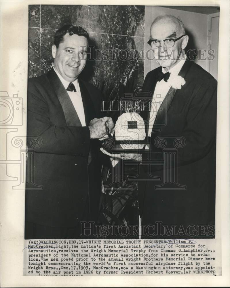 1959 Press Photo William MacCracken awarded Wright Memorial Trophy from Lamphier