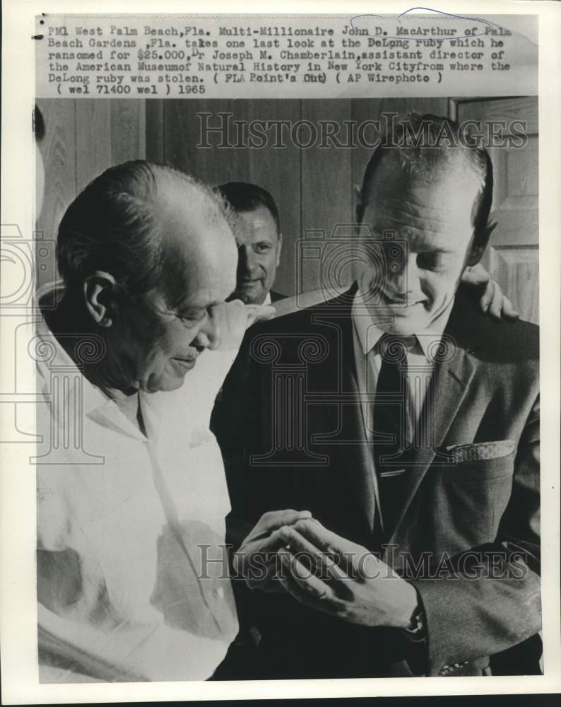 Load image into Gallery viewer, 1965 Press Photo John MacArthur and Dr. Chamberlain view DeLong ruby - now20376
