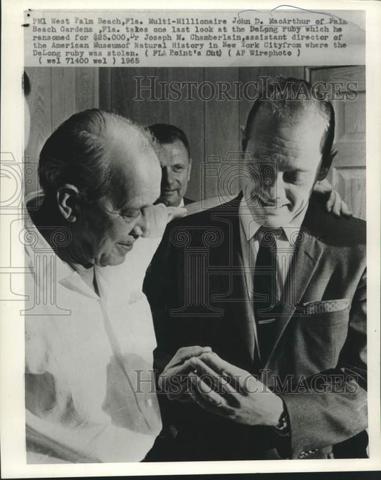 1965 Press Photo John MacArthur and Dr. Chamberlain view DeLong ruby - now20376