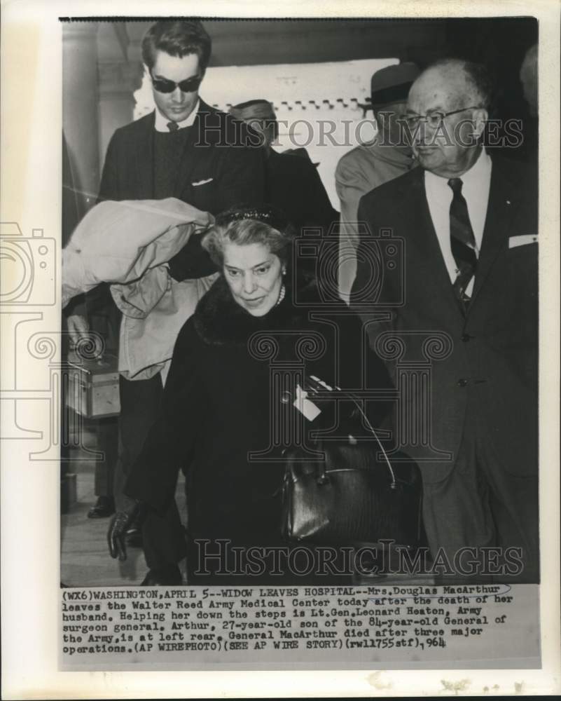 1964 Press Photo Mrs. Douglas MacArthur and others leave Walter Reed Hospital