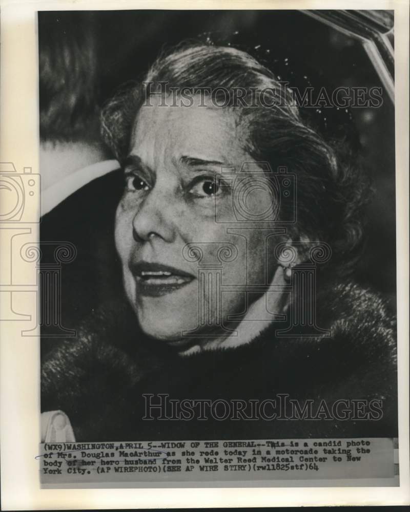Load image into Gallery viewer, 1964 Press Photo Mrs. Douglas MacArthur in motorcade from Walter Reed Hospital
