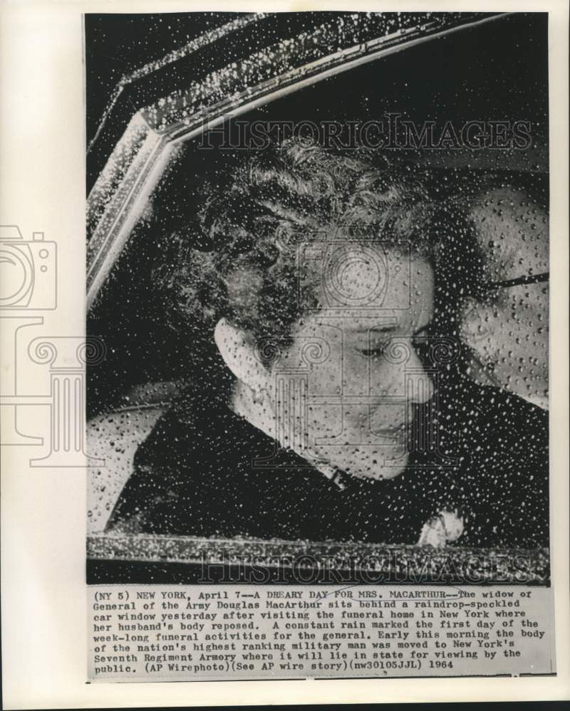 Load image into Gallery viewer, 1964 Press Photo Widow of General Douglas MacArthur sits in car in New York
