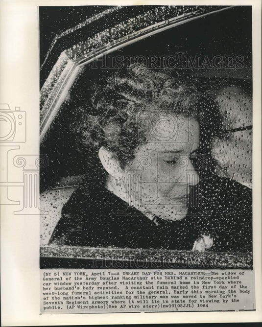 1964 Press Photo Widow of General Douglas MacArthur sits in car in New York