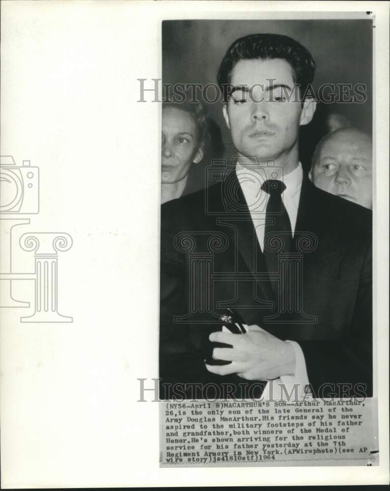 1964 Press Photo Arthur MacArthur arrives at 7th Regiment Armory in New York