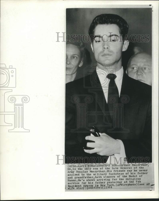 1964 Press Photo Arthur MacArthur arrives at 7th Regiment Armory in New York
