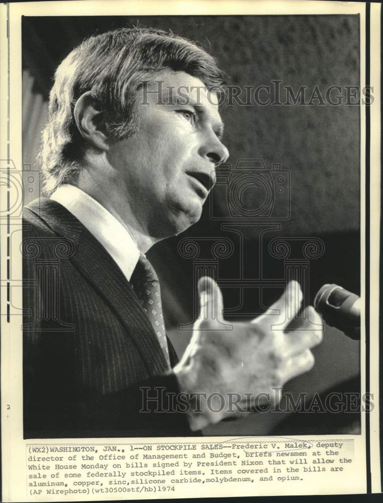 1974 Press Photo Management and Budget Director Malek briefs newsmen