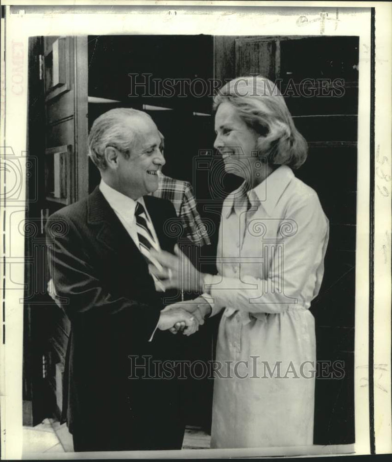 Load image into Gallery viewer, 1974 Press Photo Maryland Governor Mandel and Jeanne Dorsey hold hands after wed

