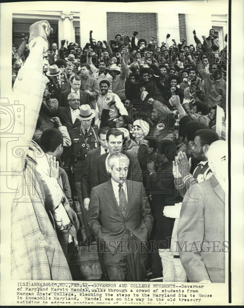 1970 Press Photo Maryland Governor Mandel walks through crowd of students