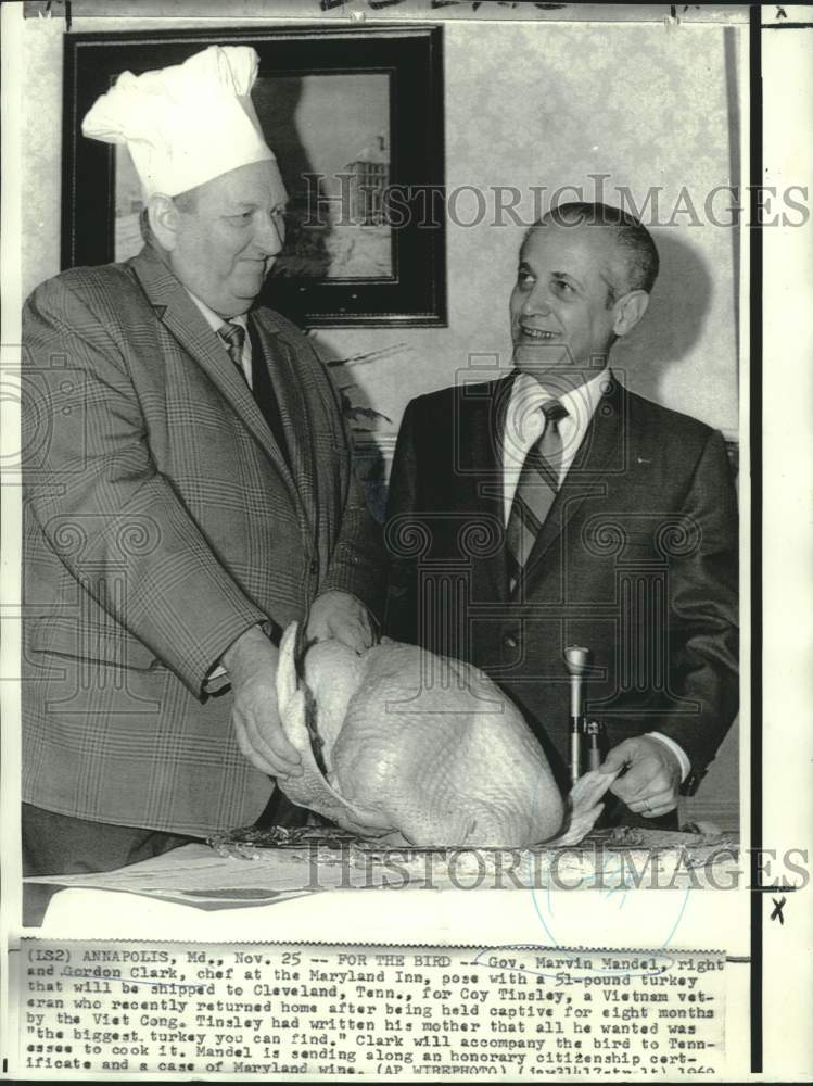 1969 Press Photo Governor Mandel and Chef Clark with 51-pound turkey - now20419