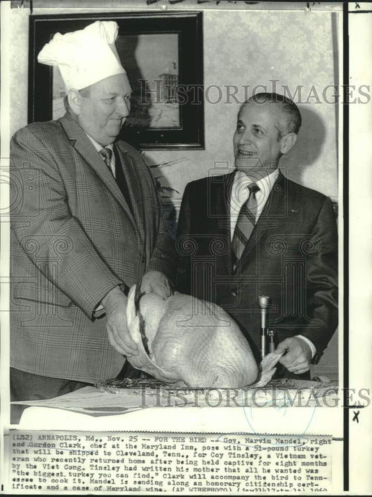 1969 Press Photo Governor Mandel and Chef Clark with 51-pound turkey - now20419