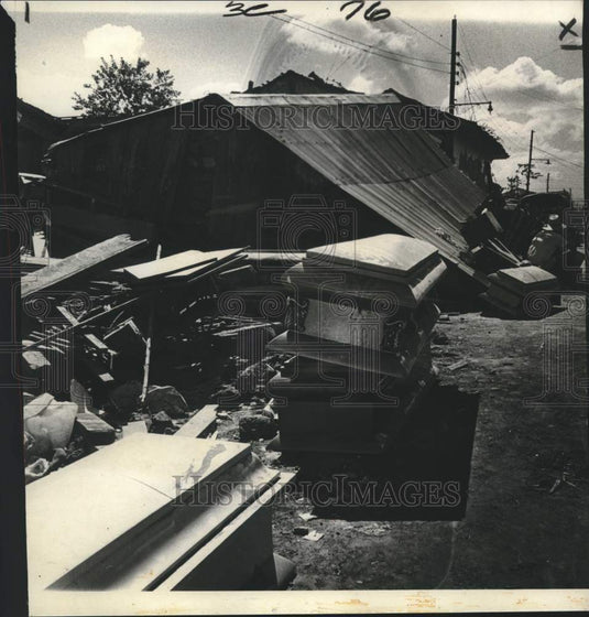 1972 Press Photo Coffins stacked outside collapsed building in Managus