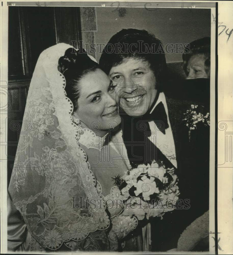 Load image into Gallery viewer, 1971 Press Photo Pop singer Connie Francis and Izzy Marion married in New Jersey
