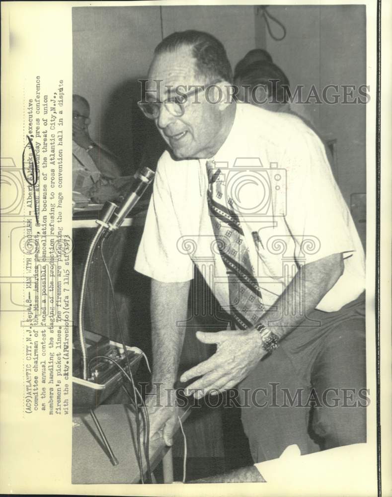 Load image into Gallery viewer, 1973 Press Photo Miss America pageant chairman Marks at press conference
