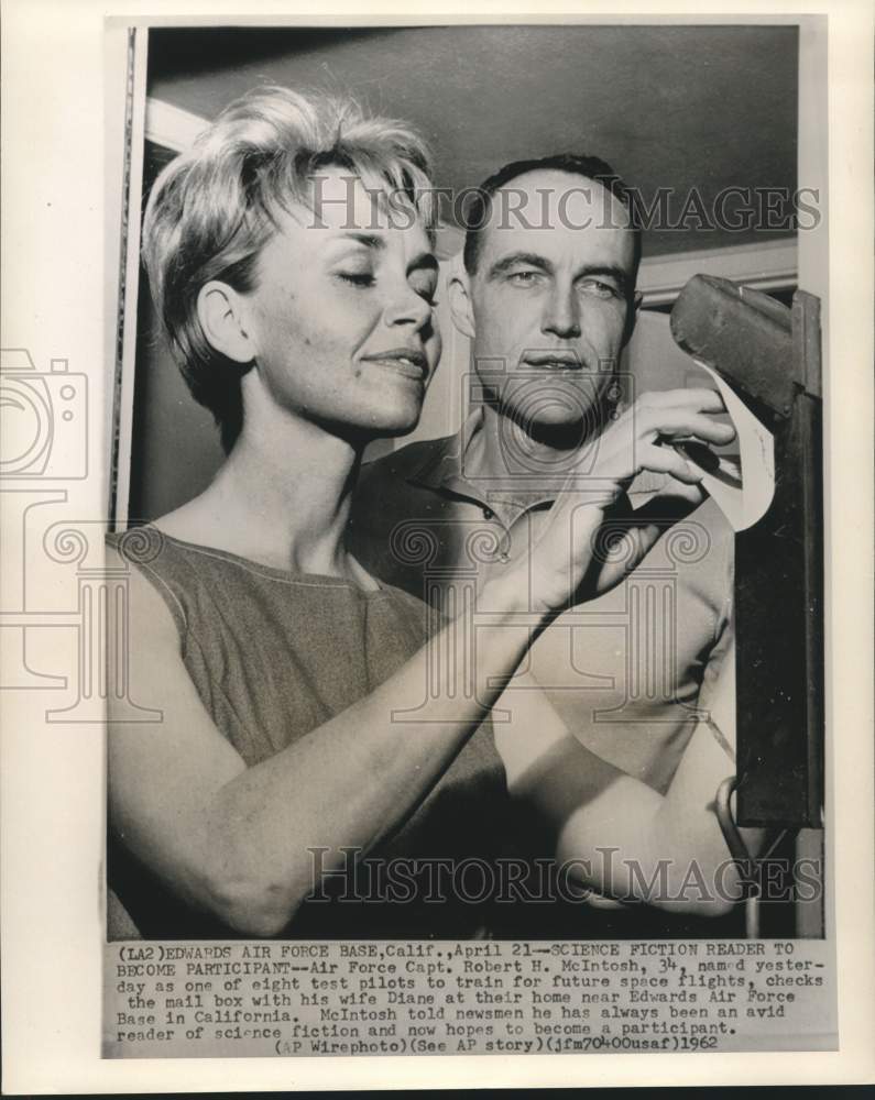Load image into Gallery viewer, 1962 Press Photo Captain and Diane McIntosh check mailbox for news of test pilot
