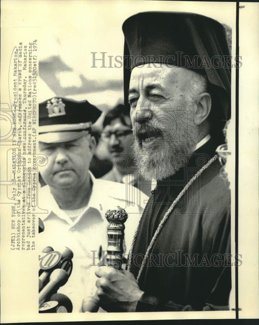 1974 Press Photo Cyprus Archbishop Makarios at plane-side news conference