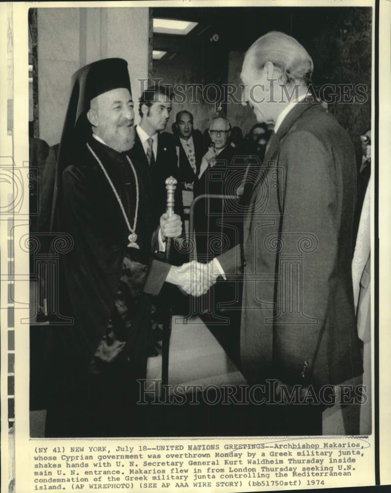 1974 Press Photo Archbishop Makarios shakes hands with UN&#39;s Waldheim in New York