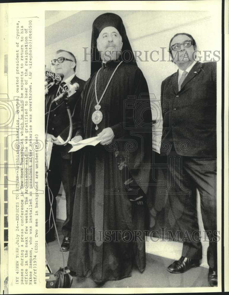 Load image into Gallery viewer, 1974 Press Photo Archbishop Makarios pauses at press conference in New York
