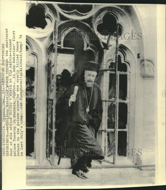 1974 Press Photo Archbishop Makarios steps through shattered door of his palace