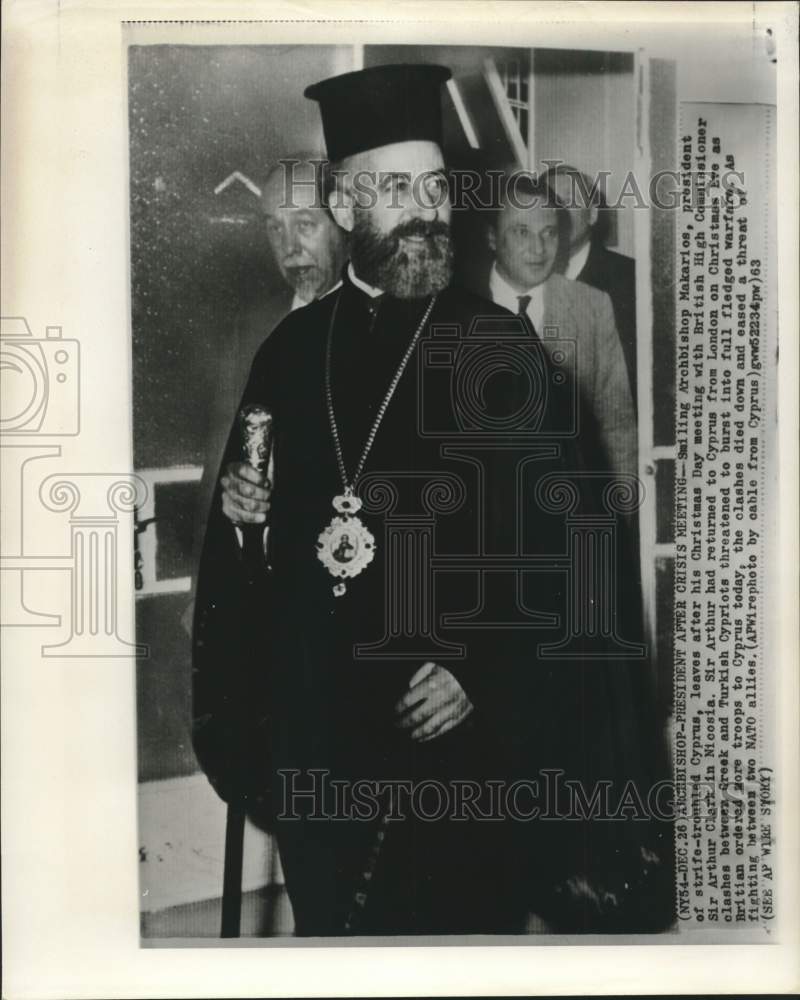 Load image into Gallery viewer, 1963 Press Photo Archbishop Makarios leaves meeting in Britain - now20572
