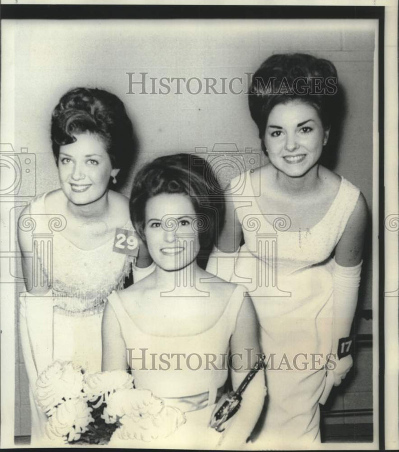 Load image into Gallery viewer, 1966 Press Photo Miss Mississippi Farm Bureau Gwen Massey and alternates
