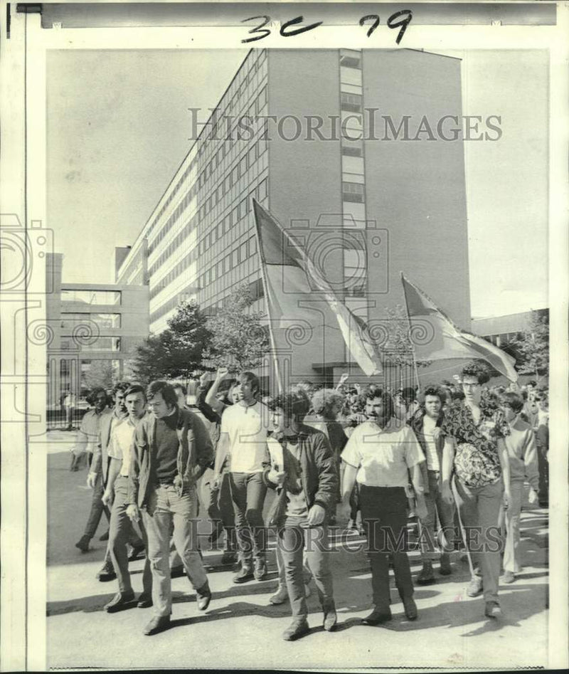 Load image into Gallery viewer, 1969 Press Photo MIT students wave Vietnamese National Liberation Front flags
