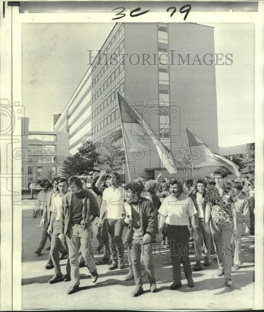 1969 Press Photo MIT students wave Vietnamese National Liberation Front flags