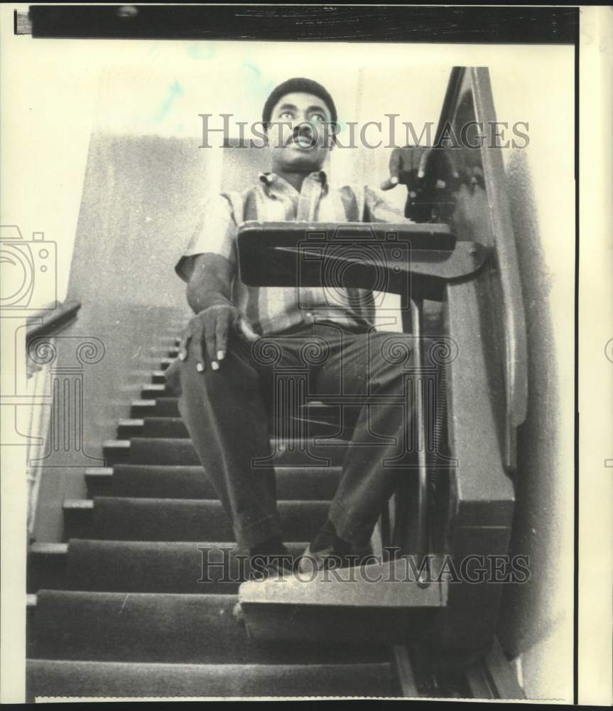 1972 Press Photo Edward Maxwell demonstrates chair-lift in Governor&#39;s Mansion