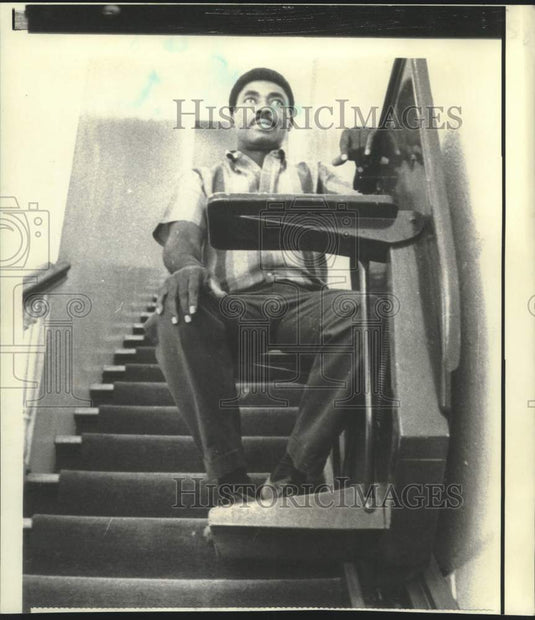 1972 Press Photo Edward Maxwell demonstrates chair-lift in Governor's Mansion
