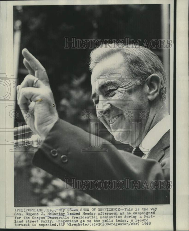 Load image into Gallery viewer, 1968 Press Photo Senator Eugene McCarthy campaigns for president, Portland, OR
