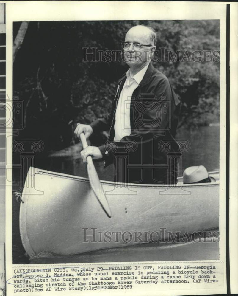 Load image into Gallery viewer, 1969 Press Photo Georgia Governor Lester Maddox paddles canoe down Chattooga

