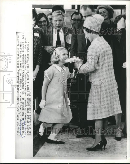 1965 Press Photo Judith McCallum presents flowers to Princess Margaret in NY