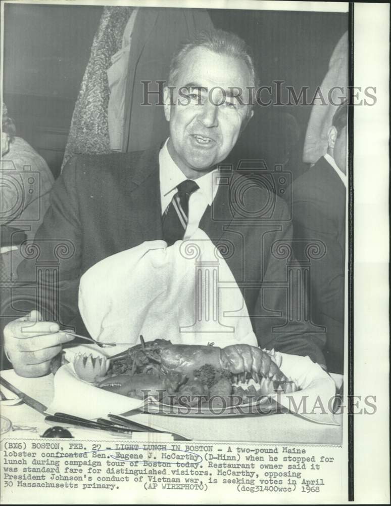 Load image into Gallery viewer, 1968 Press Photo Senator Eugene McCarthy with two-pound lobster in Massachusetts
