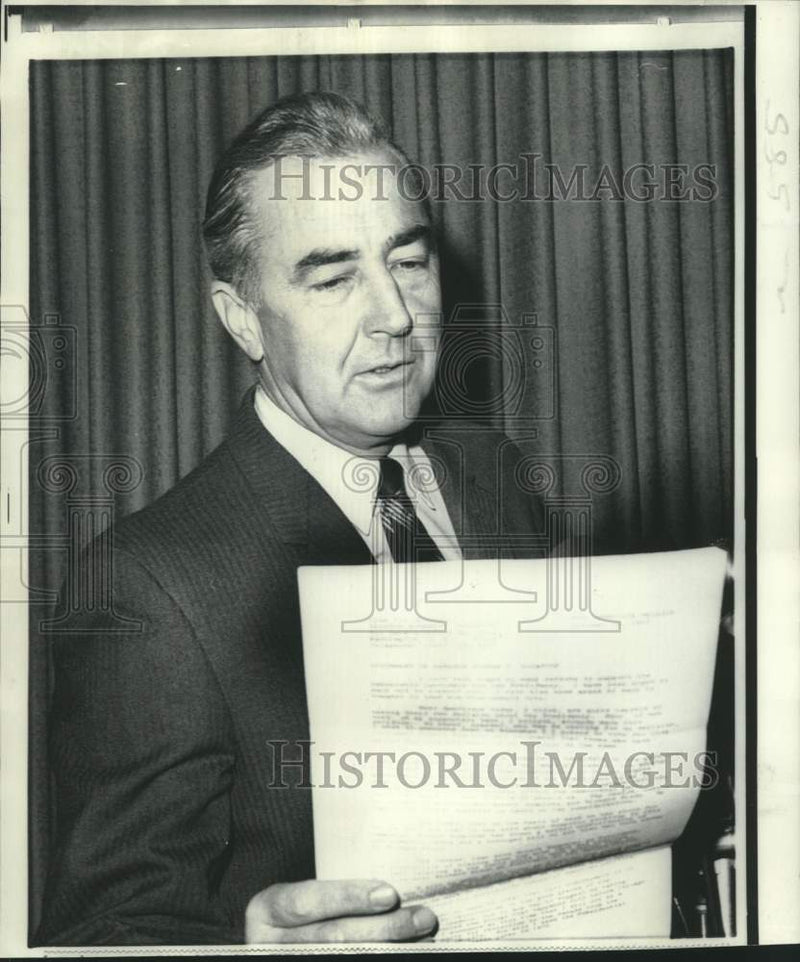 Load image into Gallery viewer, 1968 Press Photo Senator Eugene J. McCarthy reads HHH endorsement. - now20663
