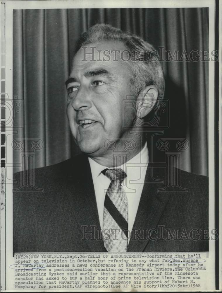 Load image into Gallery viewer, 1968 Press Photo Senator Eugene McCarthy at Kennedy Airport news conference
