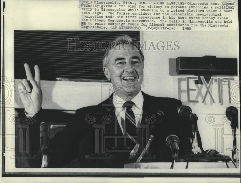 1968 Press Photo Senator Eugene McCarthy gives victory sign at political rally