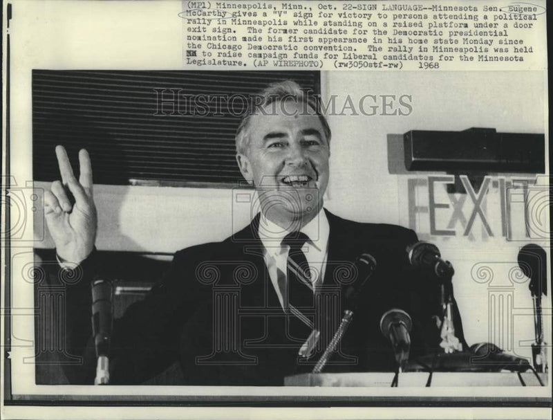 Load image into Gallery viewer, 1968 Press Photo Senator Eugene McCarthy gives victory sign at political rally
