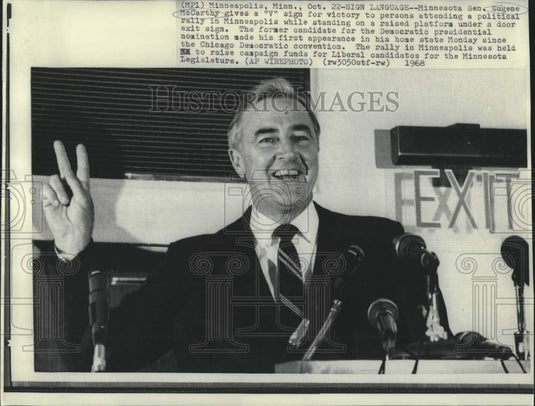 1968 Press Photo Senator Eugene McCarthy gives victory sign at political rally